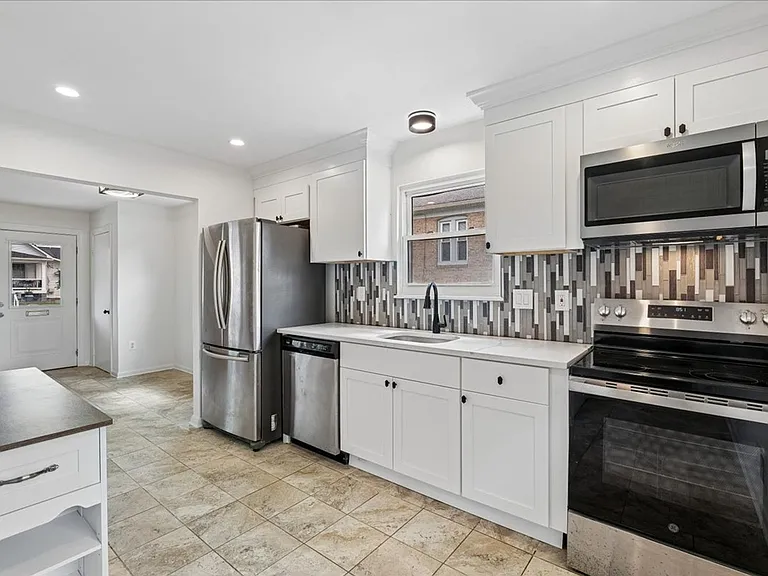 727 Grandin Ave — Photo 5