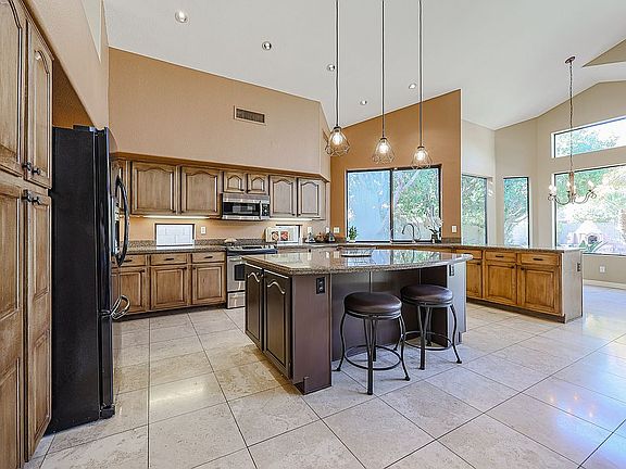 5th image of 672 W Honeysuckle Dr