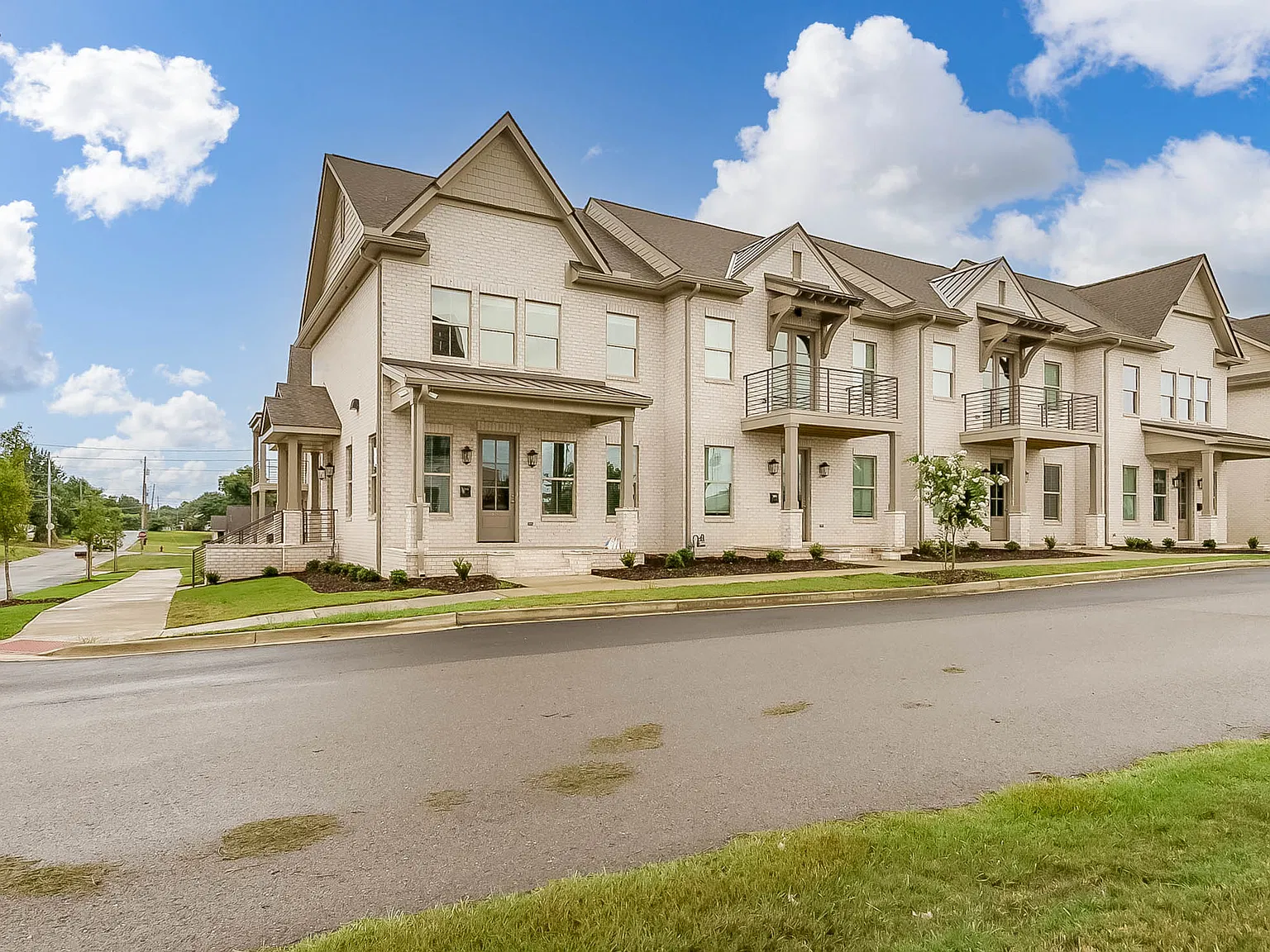 3 bed, 3.5 bath, 1661 sqft, $2,800 — Photo 1