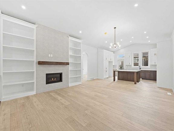 4th image of 101 E Creekstone Hl SW