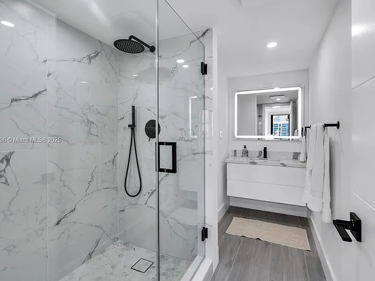 2555 Collins Ave #2200 — Photo 26