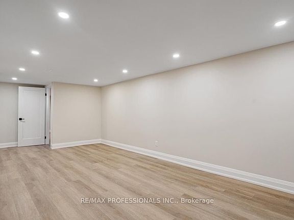 3rd image of 1327 Royal Dr