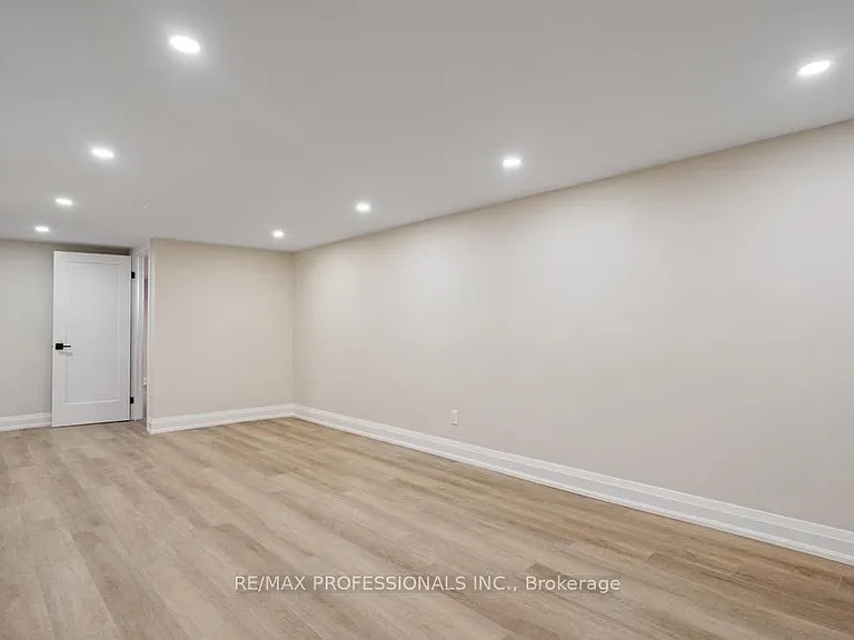 1327 Royal Dr #LOWER — Photo 3