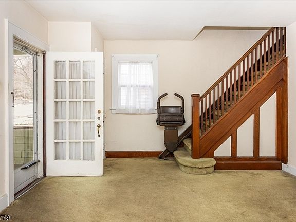 5th image of 105 Midland Ave