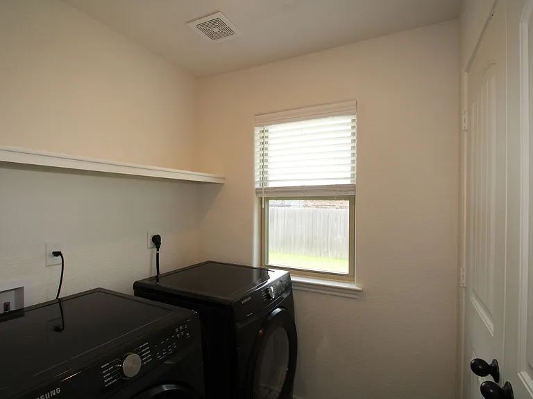 902 Clanton Cv — Photo 40