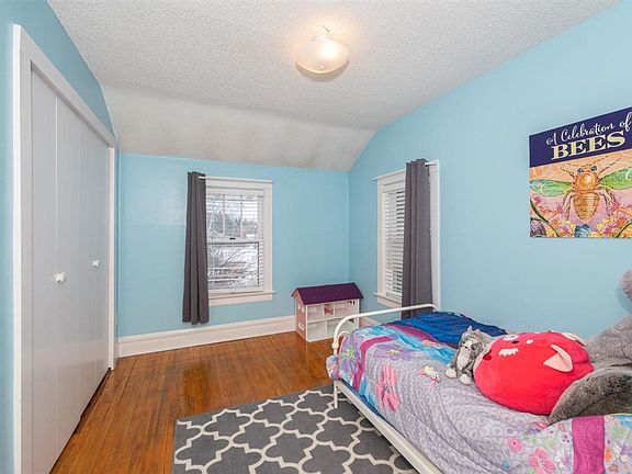 5th image of 920 N 13th Ave E