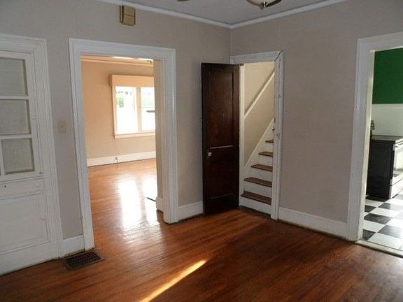 4th image of 901 W 7th St