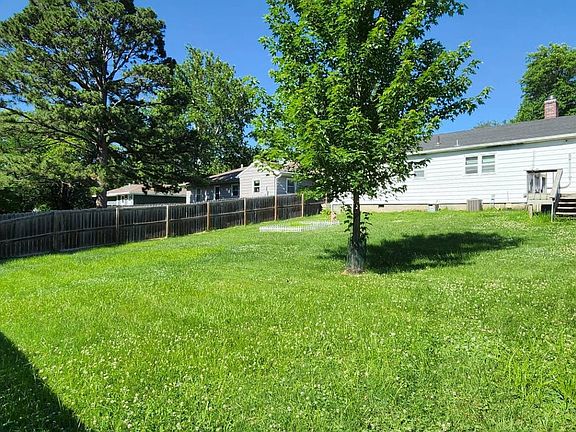 3rd image of 304 Hillcrest St