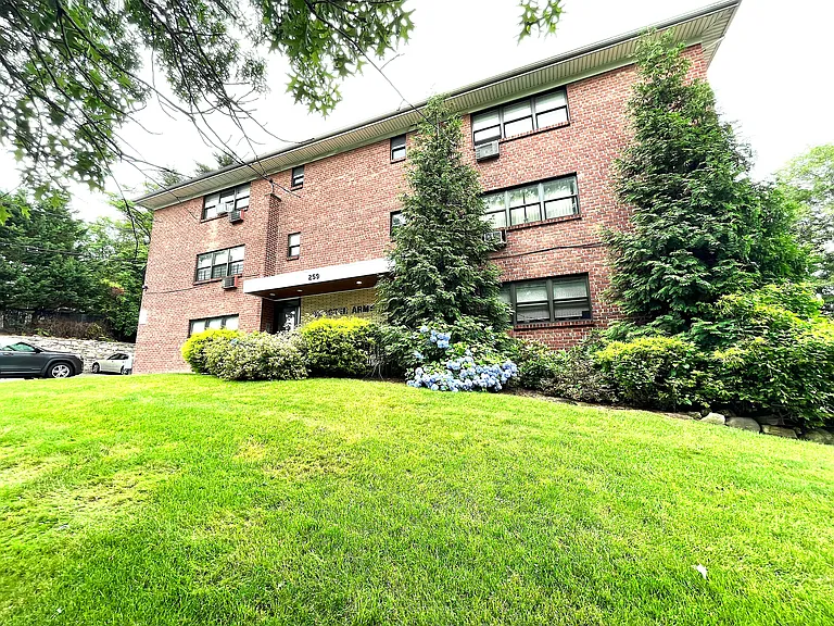 259 Webster Ave #C2 — Photo 11