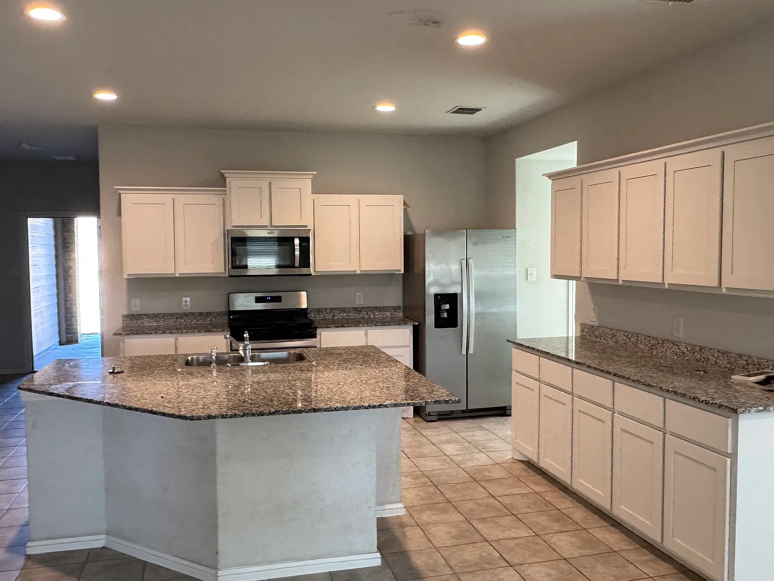 4 bed, 2085 sqft, $2,500 — Photo 4