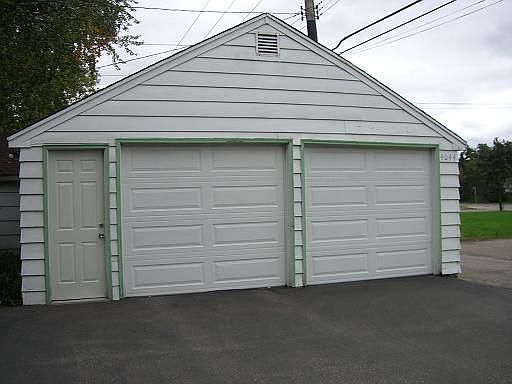 Detached 2 car garage