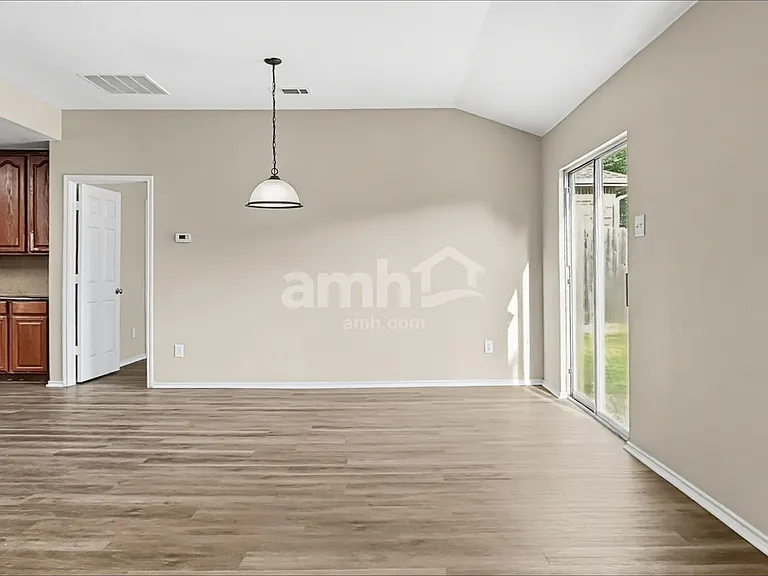 429 Grant Ln — Photo 5