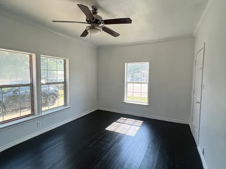 1007 N Riverside Dr — Photo 6