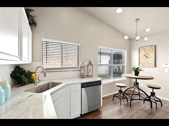 5th image of 1012 Brae Loch Dr