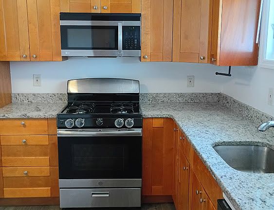 5th image of 484 Brookside Ave