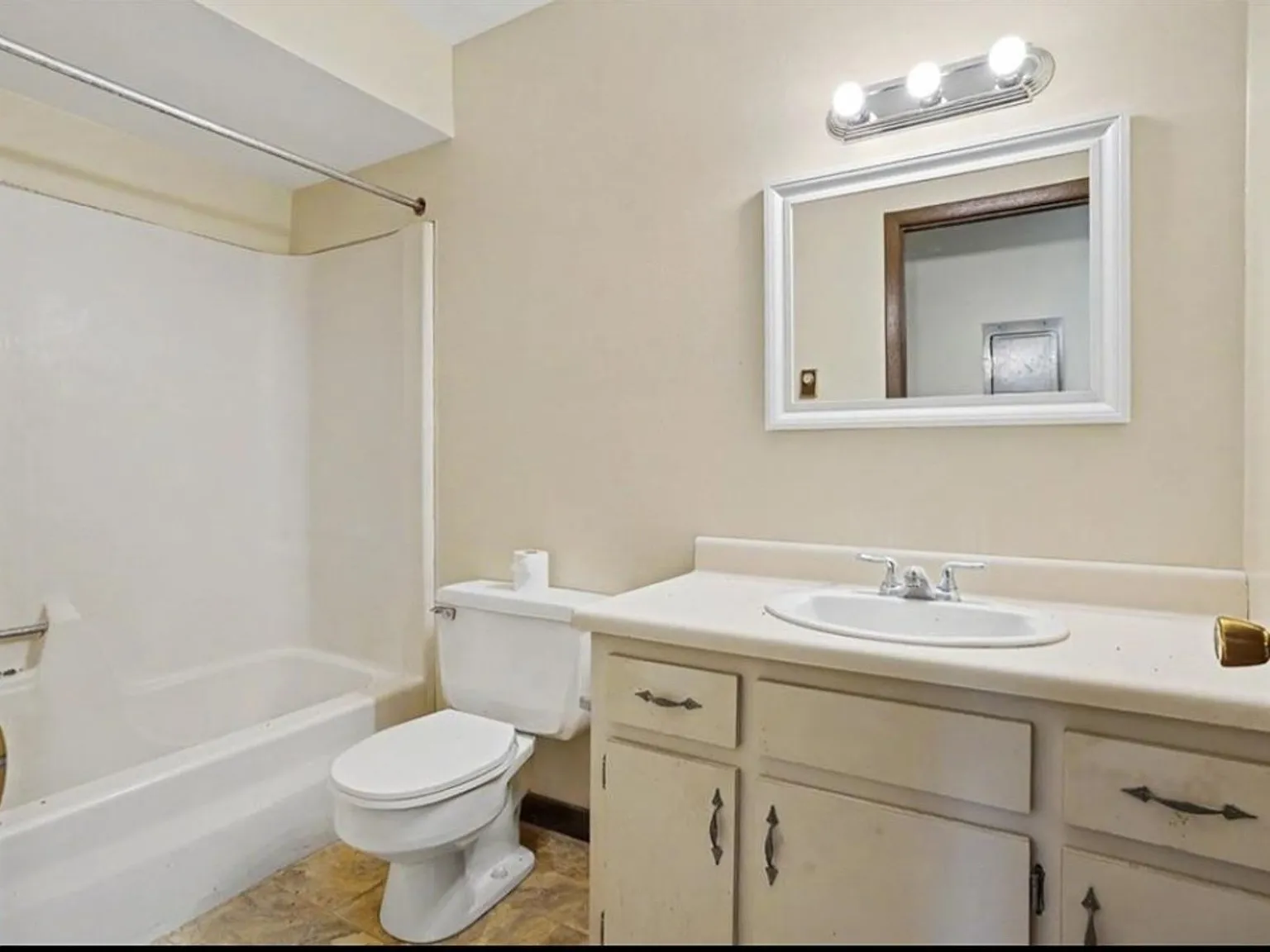 298 Meridian Rd Apt 2 — Photo 3