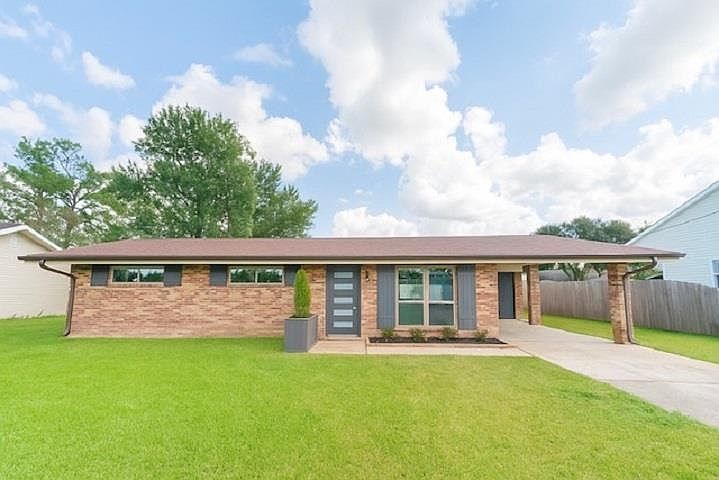 1st image of 221 Thoroughbred Park Dr