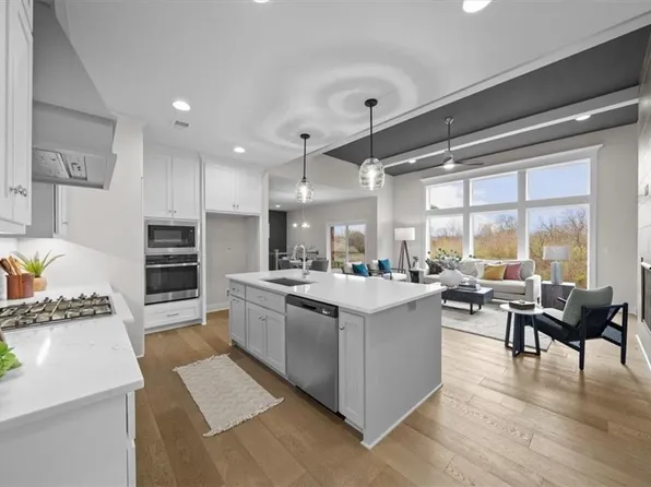 2111 SW Hook Farm Dr, Lees Summit, MO 64082