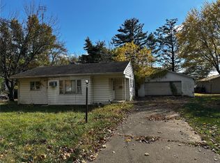 2004 Cleveland Ave, Charleston, IL 61920