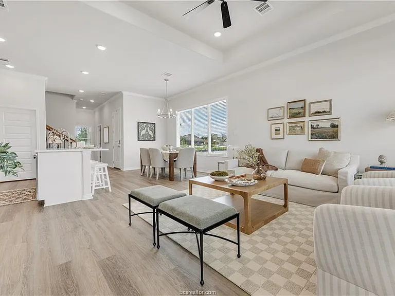 2545 Leyla Ln — Photo 11