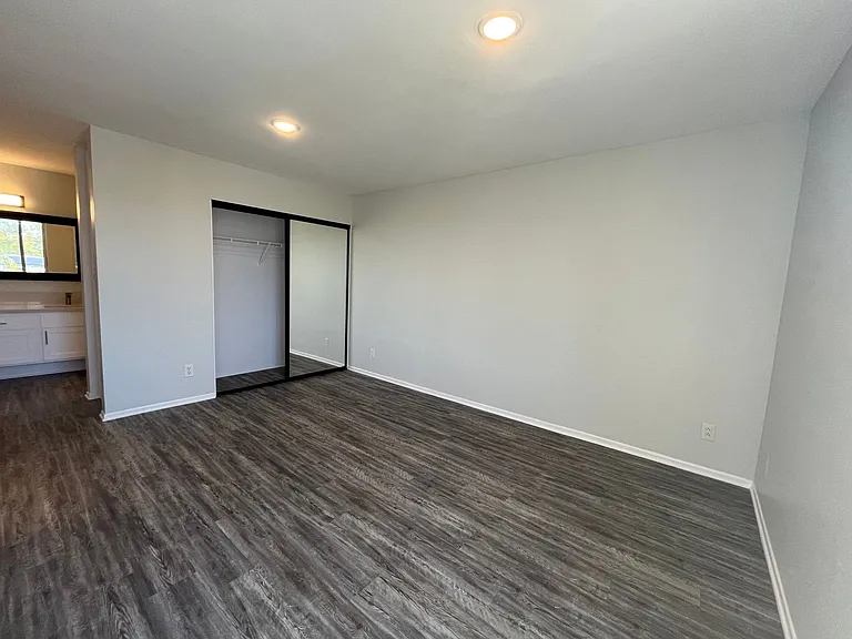 5235 Kester Ave — Photo 55