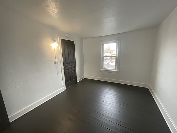 2nd image of 829 W Poplar St