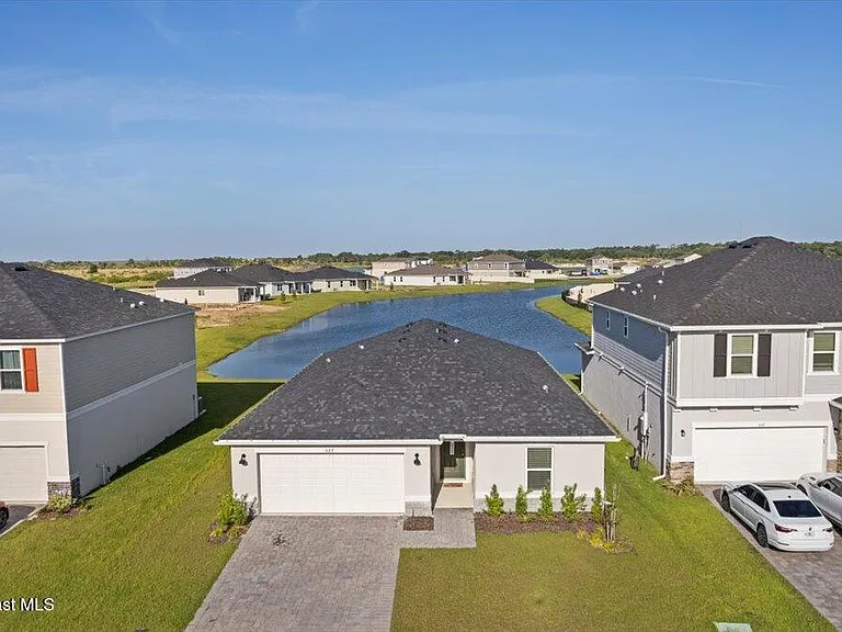 527 Glaspell Cir SE — Photo 1