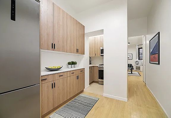 2nd image of 225 W 20th St APT 5E