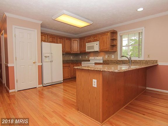 Kitchen with breakfast bar