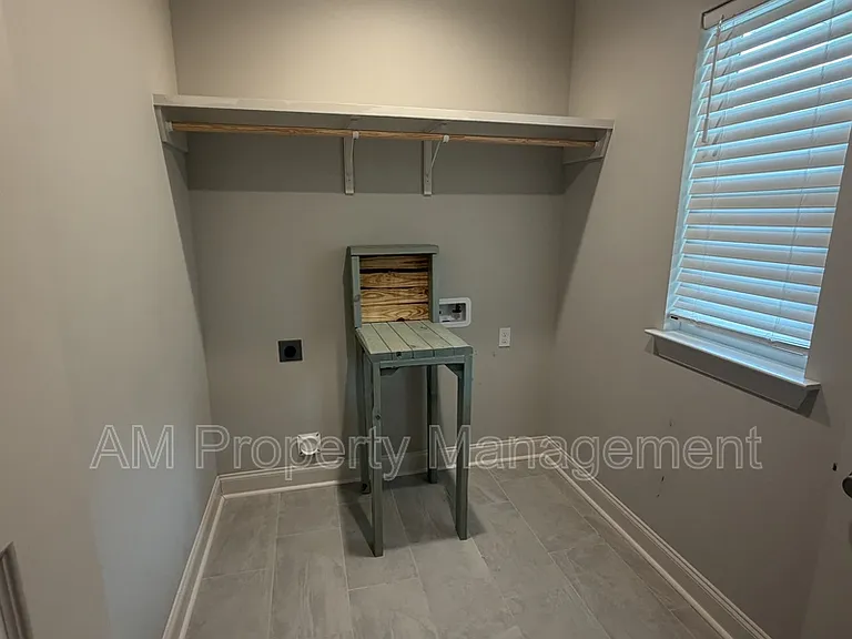 102 Ancona Ln — Photo 6