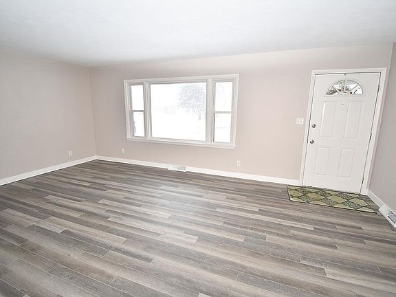 5th image of 56576 Meadowood Dr
