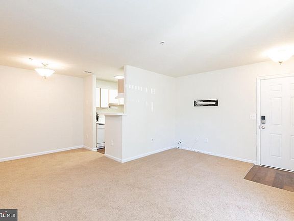 5th image of 32 White Pine Cir APT 101