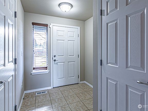 2nd image of 2141 Pleasanton Court SE