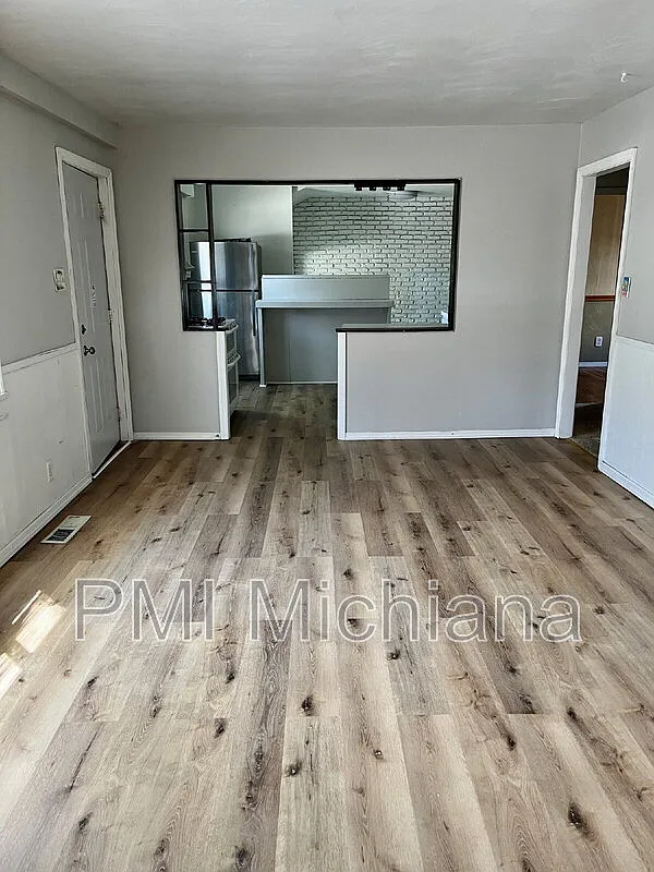 3 bed, 1.0 bath, 1201 sqft, $1,400 — Photo 3