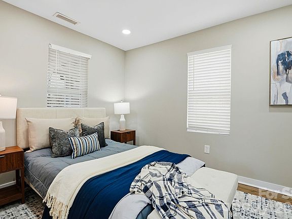 5th image of 326 Lyndhurst Dr