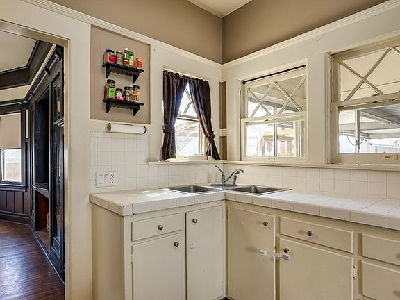 5th image of 1027 N Heliotrope Dr