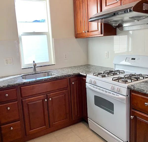 443 Judah St — Photo 9
