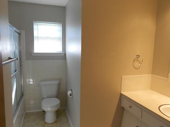 Main bathroom, first view