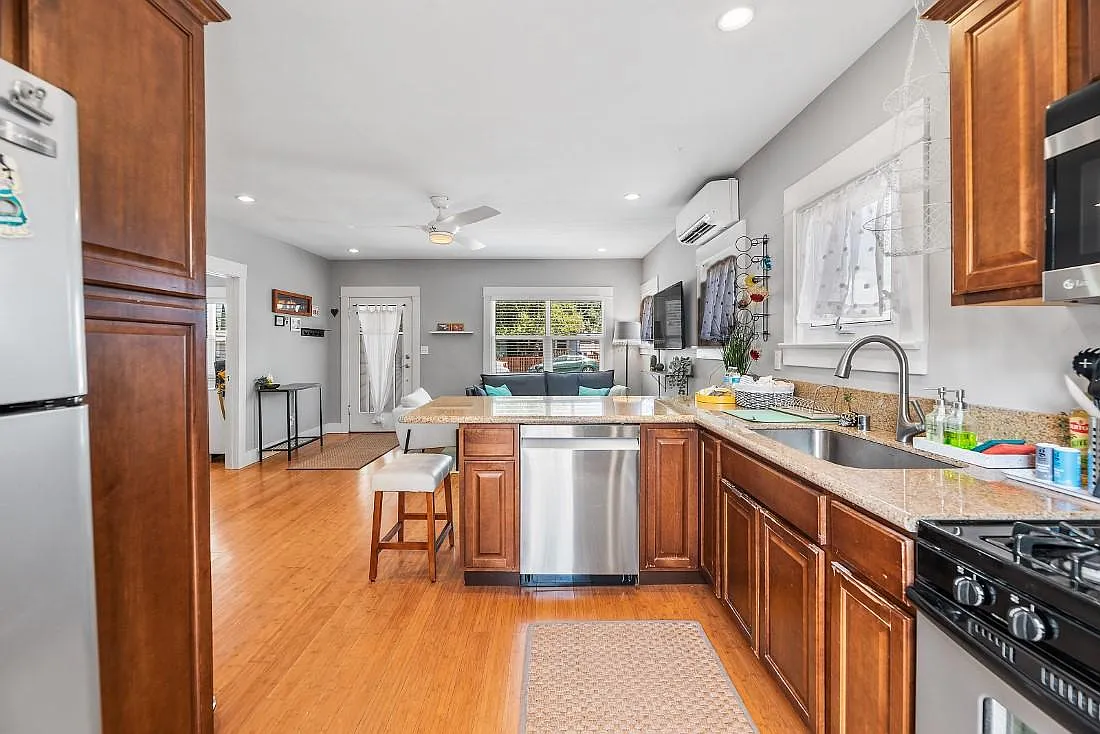 2529 Monroe Ave — Photo 4