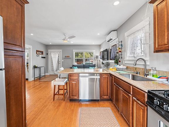 4th image of 2529 Monroe Ave