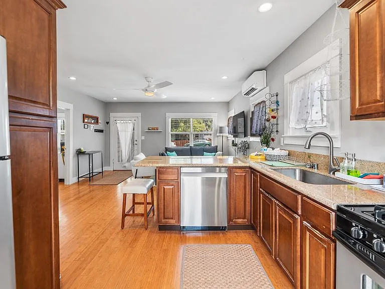 2529 Monroe Ave — Photo 4