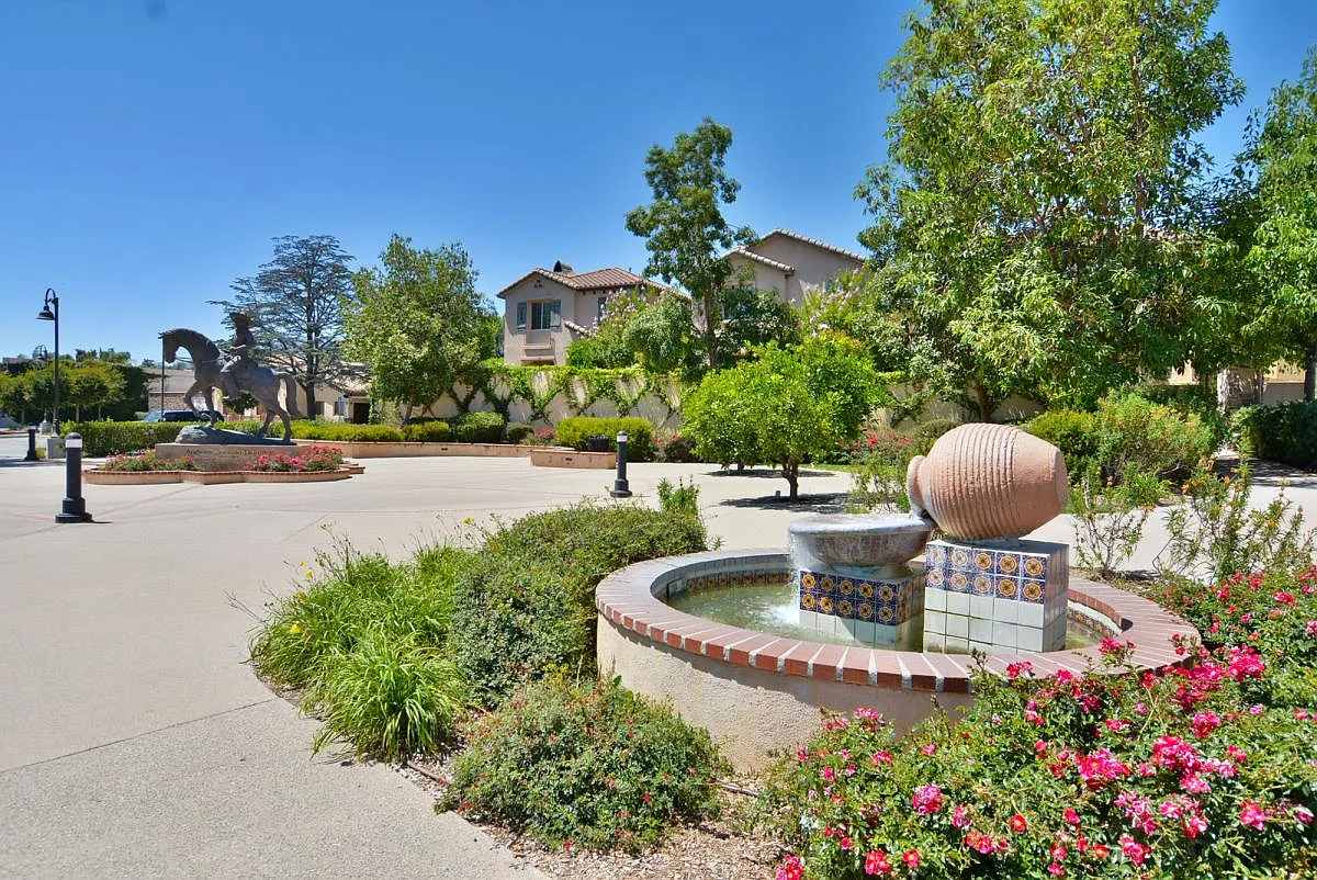3 bed, 2.5 bath, 1943 sqft, $3,850 — Photo 4