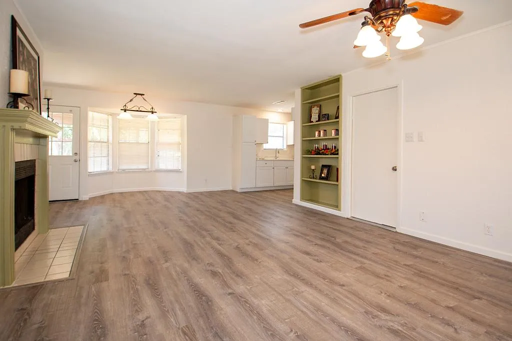 800 Oak Grove Ln. — Photo 3