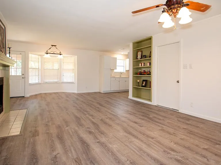 800 Oak Grove Ln — Photo 3
