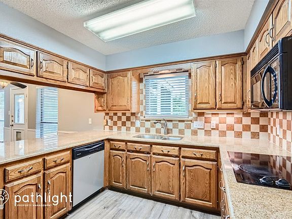 5th image of 1724 Southampton Dr