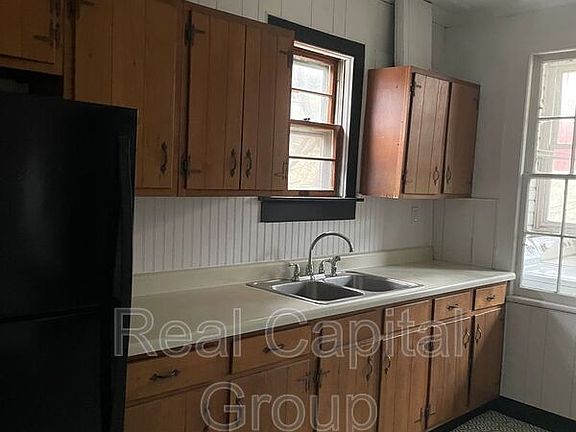 3rd image of 23 Willow St Floor 2