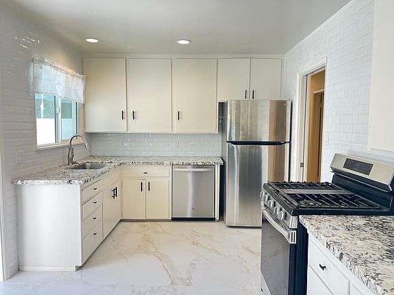 3rd image of 1104 E Oakmont Ave