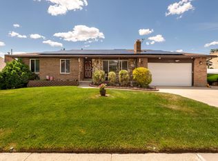 10032 S Blossom Dr, Sandy, UT 84092