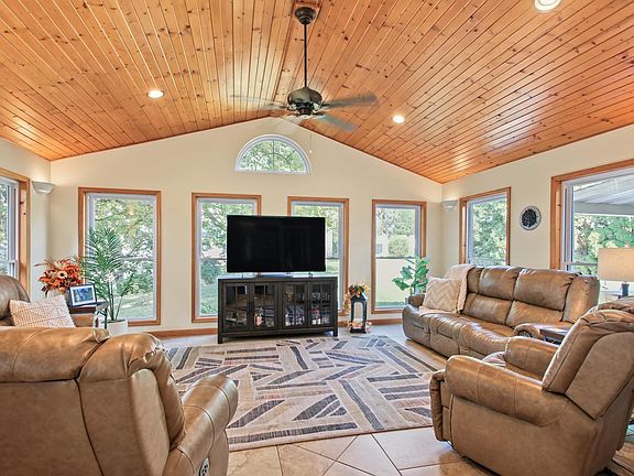 3rd image of 2126 W Huntington Dr