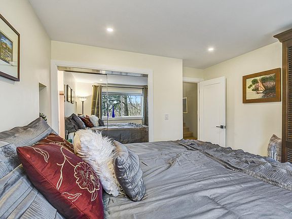 King sized bed with luxury linens. Oversized lit closet. 40 inch Roku TV